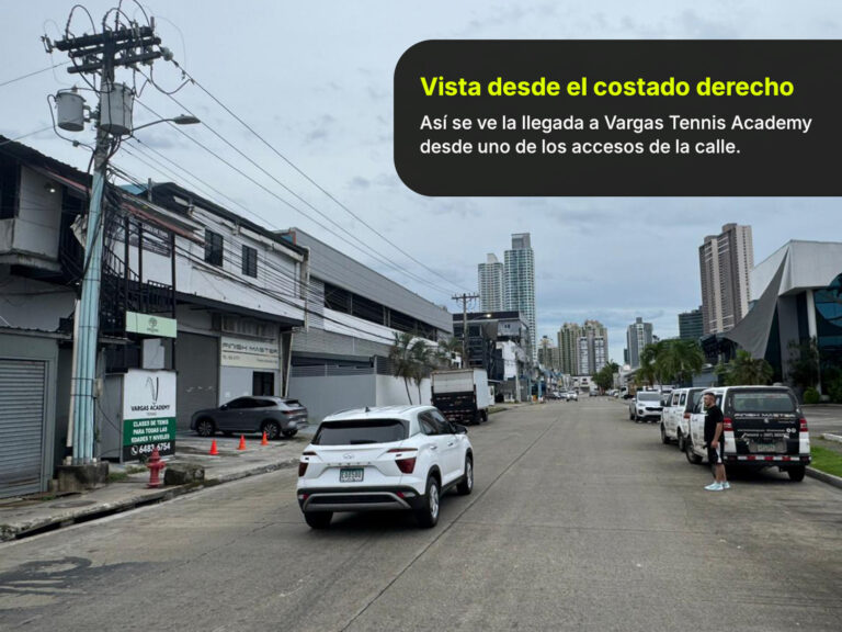 Vista de la calle y del acceso a Vargas Tennis Academy en Costa del Este, Panamá, desde el costado derecho.